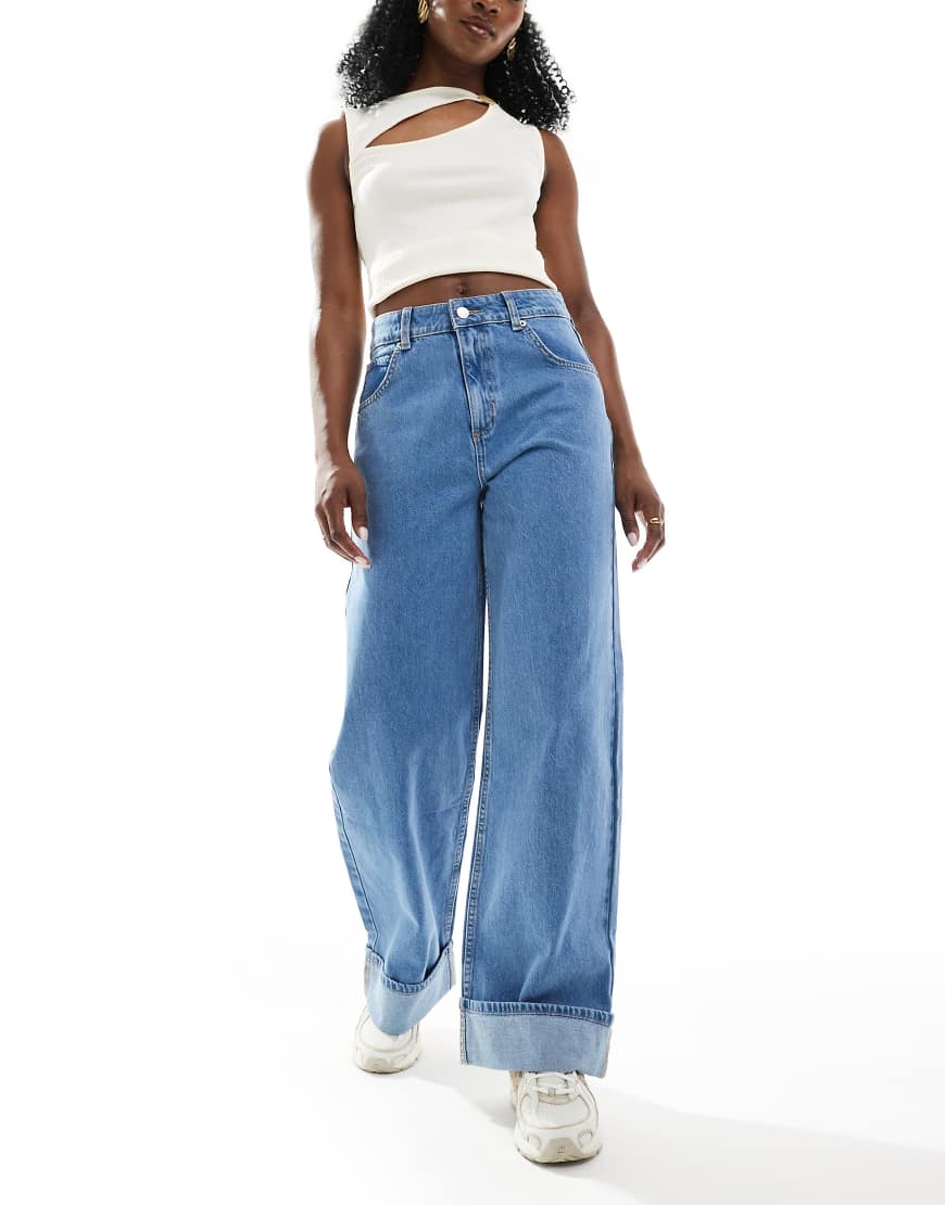ASOS DESIGN - Loose Fit Jeans in reinem Mittelblau mit breitem Umschlagsaum ASOS DESIGN - Loose Fit Jeans in reinem Mittelblau mit breitem Umschlagsaum von ASOS DESIGN