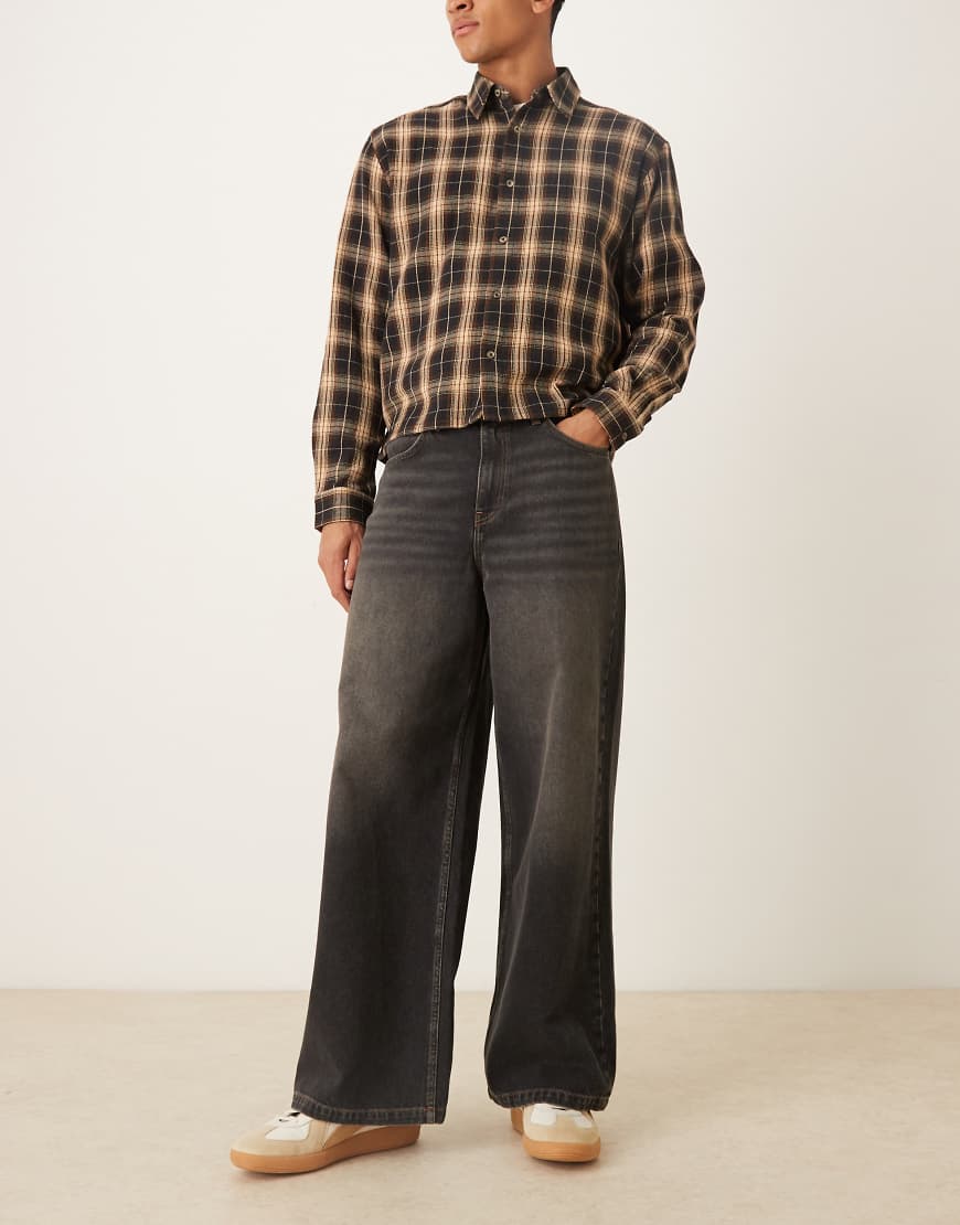 ASOS DESIGN - Loose-Fit-Jeans in verwaschenem Schwarz von ASOS DESIGN