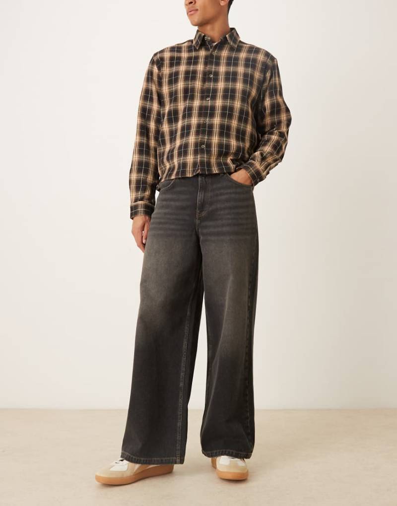 ASOS DESIGN - Loose-Fit-Jeans in verwaschenem Schwarz von ASOS DESIGN