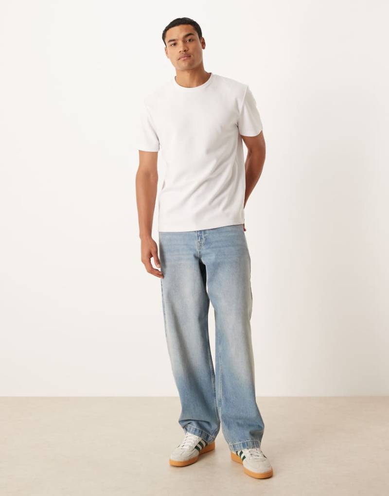 ASOS DESIGN - Loose Straight Jeans in mittelblauer Dirty-Waschung von ASOS DESIGN