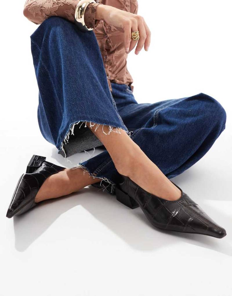 ASOS DESIGN - Lorelei - Halbhohe Ballerinas aus hochwertigem Leder in Burgunderrot von ASOS DESIGN