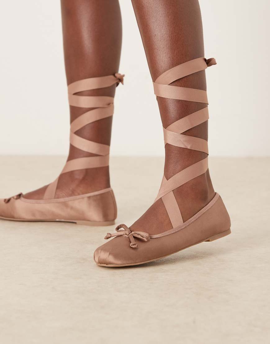 ASOS DESIGN - Lorene - Ballerinas aus Satin in Rosé mit Schleifendetail und Beinschnürung-Rosa von ASOS DESIGN