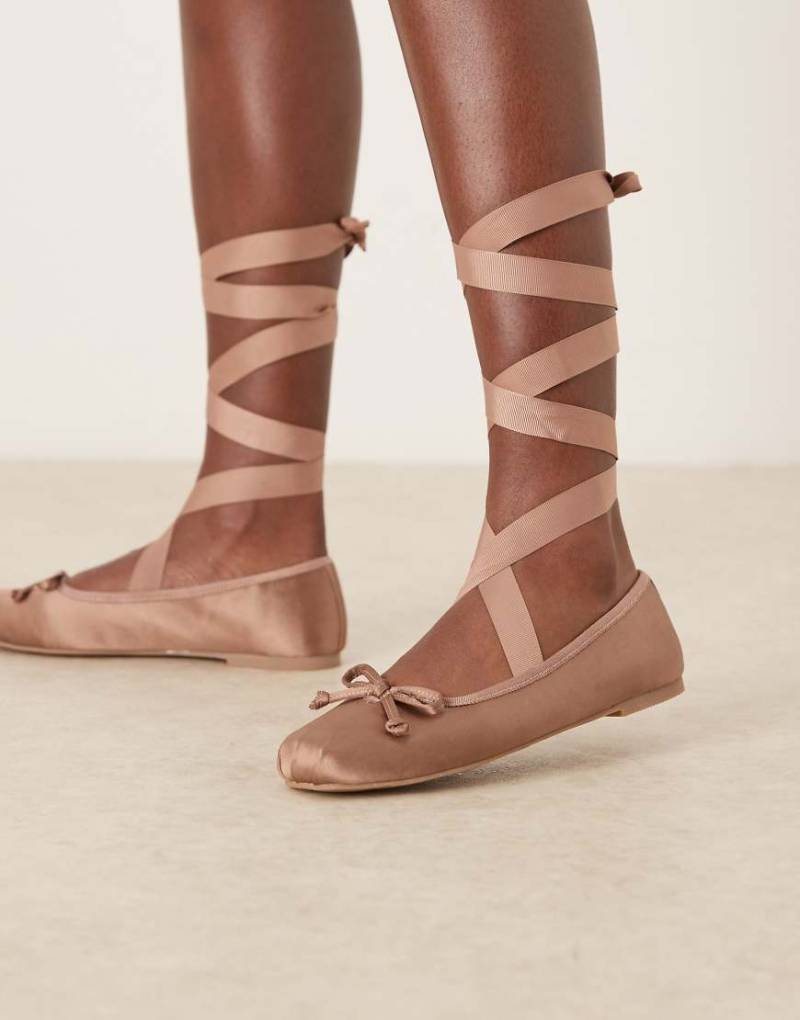 ASOS DESIGN - Lorene - Ballerinas aus Satin in Rosé mit Schleifendetail und Beinschnürung-Rosa von ASOS DESIGN