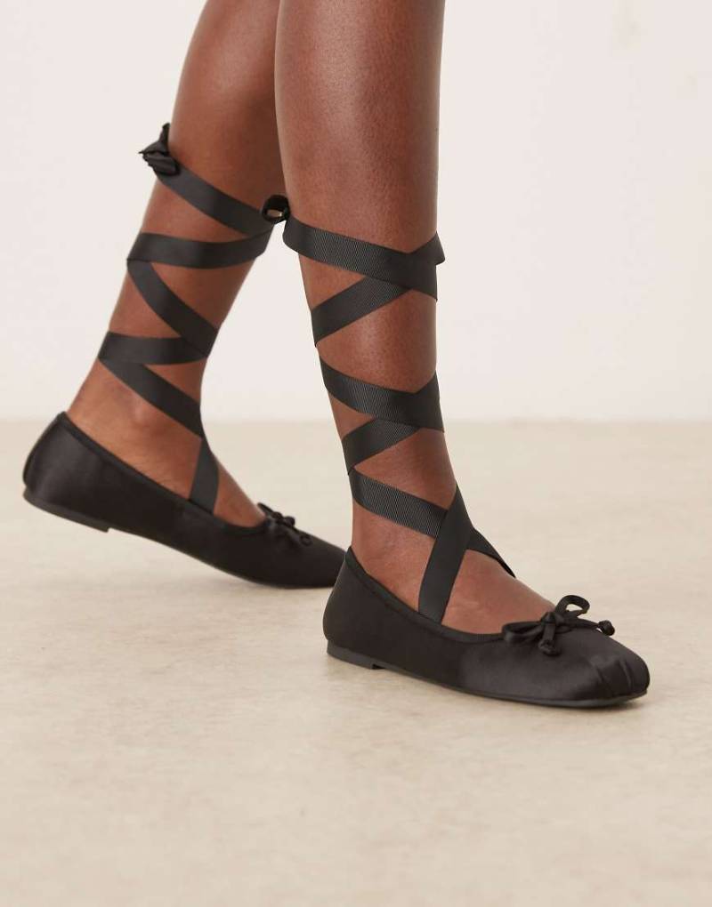ASOS DESIGN - Lorene - Ballerinas aus Satin in Schwarz mit Schleifendetail und Beinschnürung von ASOS DESIGN