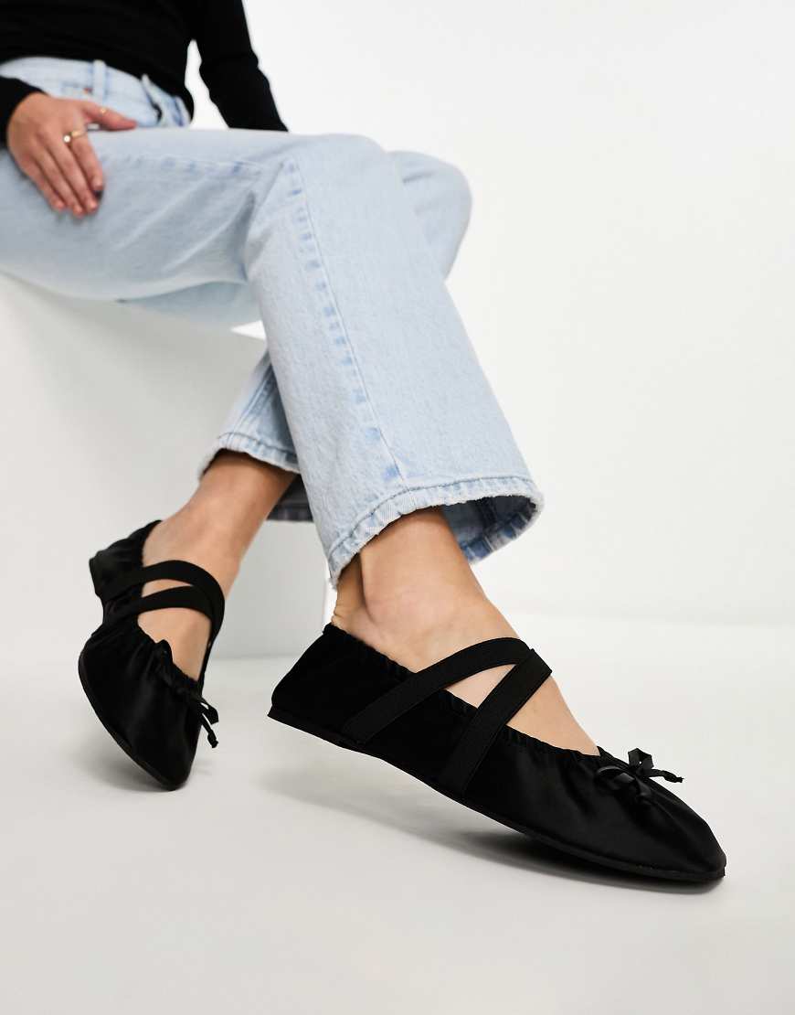 ASOS DESIGN - Los Angeles - Ballerinas aus Satin in Schwarz mit Raffung von ASOS DESIGN