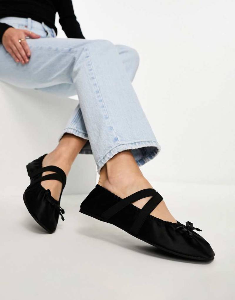 ASOS DESIGN - Los Angeles - Ballerinas aus Satin in Schwarz mit Raffung von ASOS DESIGN