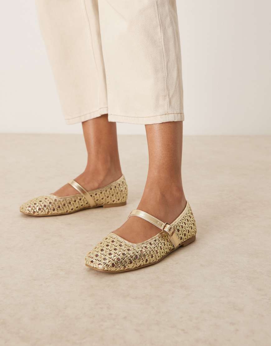 ASOS DESIGN - Lottie - Mary-Jane-Ballerinas mit gewebtem Obermaterial in Gold-Goldfarben ASOS DESIGN - Lottie - Mary-Jane-Ballerinas mit gewebtem Obermaterial in Gold-Goldfarben von ASOS DESIGN