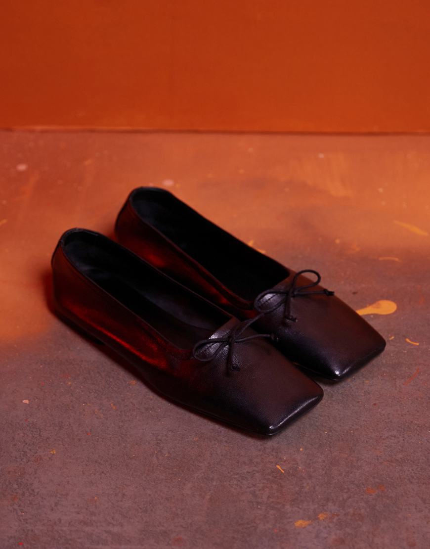ASOS DESIGN - Lotus - Hochwertige Leder-Ballerinas in Schwarz von ASOS DESIGN