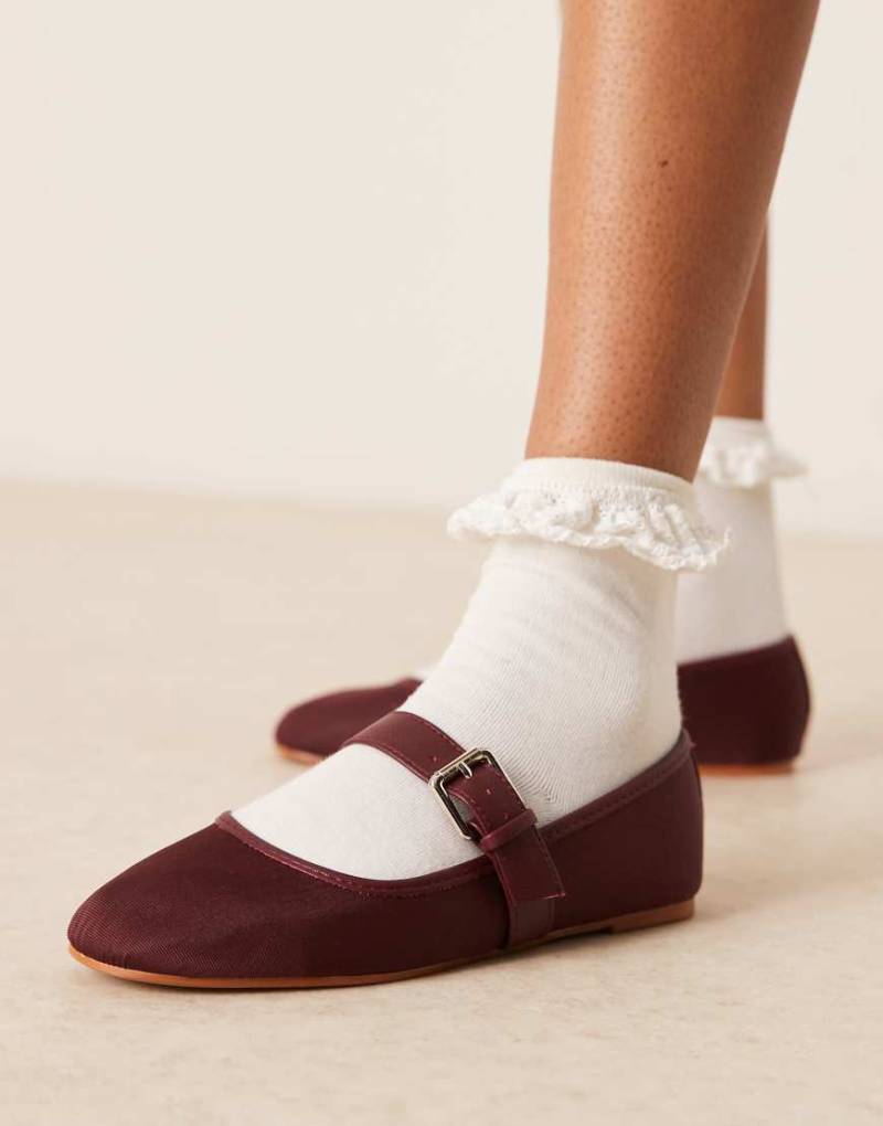 ASOS DESIGN - Lou - Mary-Jane-Ballerinas aus burgunderrotem Textil ASOS DESIGN - Lou - Mary-Jane-Ballerinas aus burgunderrotem Textil von ASOS DESIGN