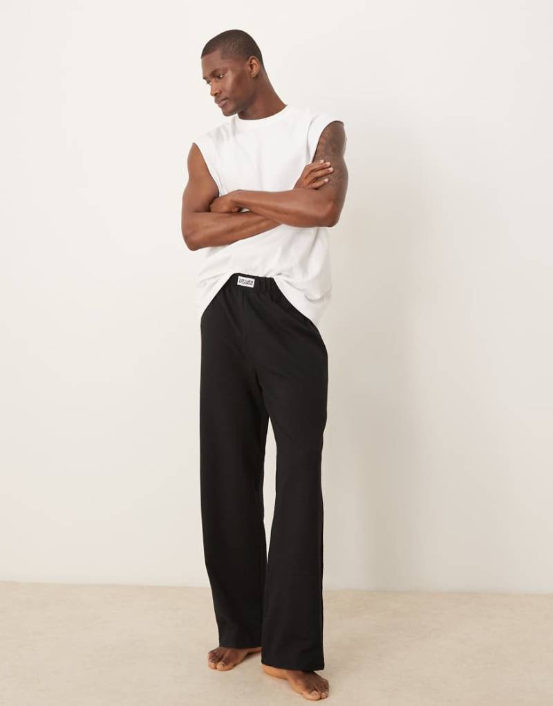 ASOS DESIGN - Lounge-Hose aus Seersucker in Schwarz mit gewebtem Aufnäher ASOS DESIGN - Lounge-Hose aus Seersucker in Schwarz mit gewebtem Aufnäher von ASOS DESIGN