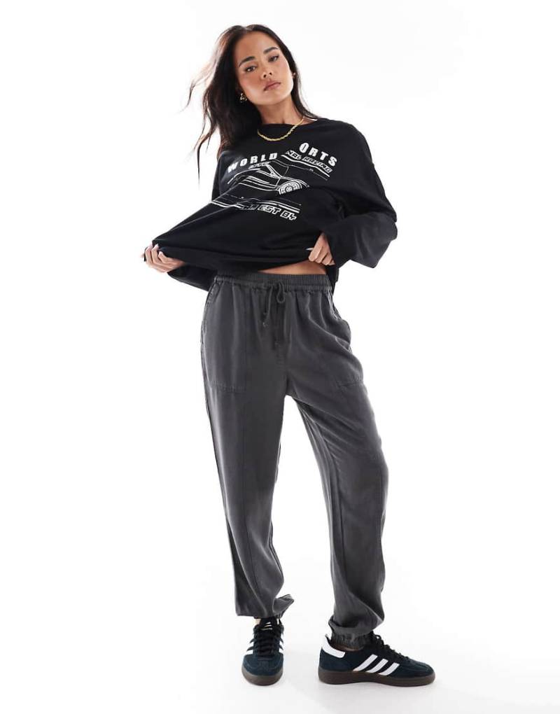 ASOS DESIGN - Vorbehandelte Jogginghose in verwaschenem Schwarz von ASOS DESIGN