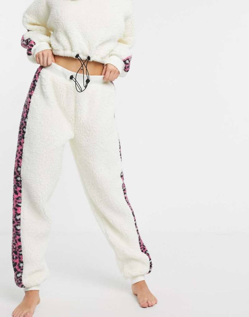 ASOS DESIGN - Lounge-Jogginghose aus Teddyfell mit Leopardenstreifen-Weiß ASOS DESIGN - Lounge-Jogginghose aus Teddyfell mit Leopardenstreifen-Weiß von ASOS DESIGN