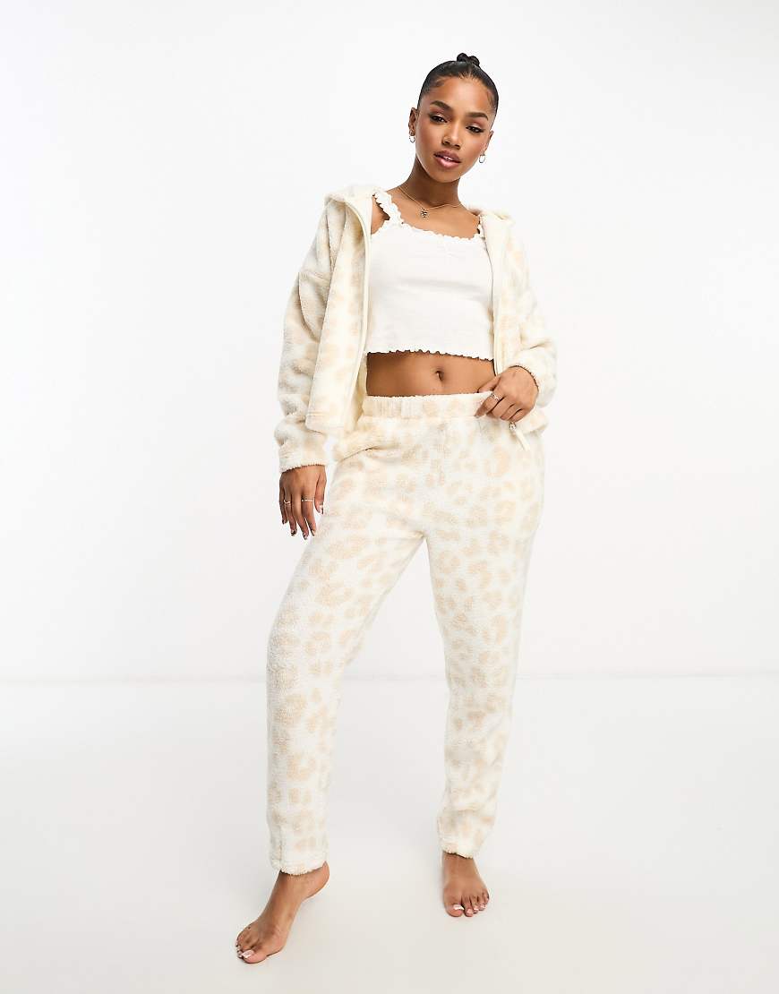 ASOS DESIGN - Lounge-Jogginghose aus cremeweißem Teddyfell mit Animalprint, Kombiteil von ASOS DESIGN