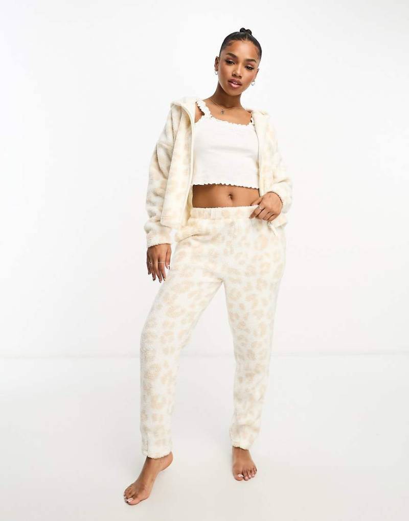 ASOS DESIGN - Lounge-Jogginghose aus cremeweißem Teddyfell mit Animalprint, Kombiteil von ASOS DESIGN