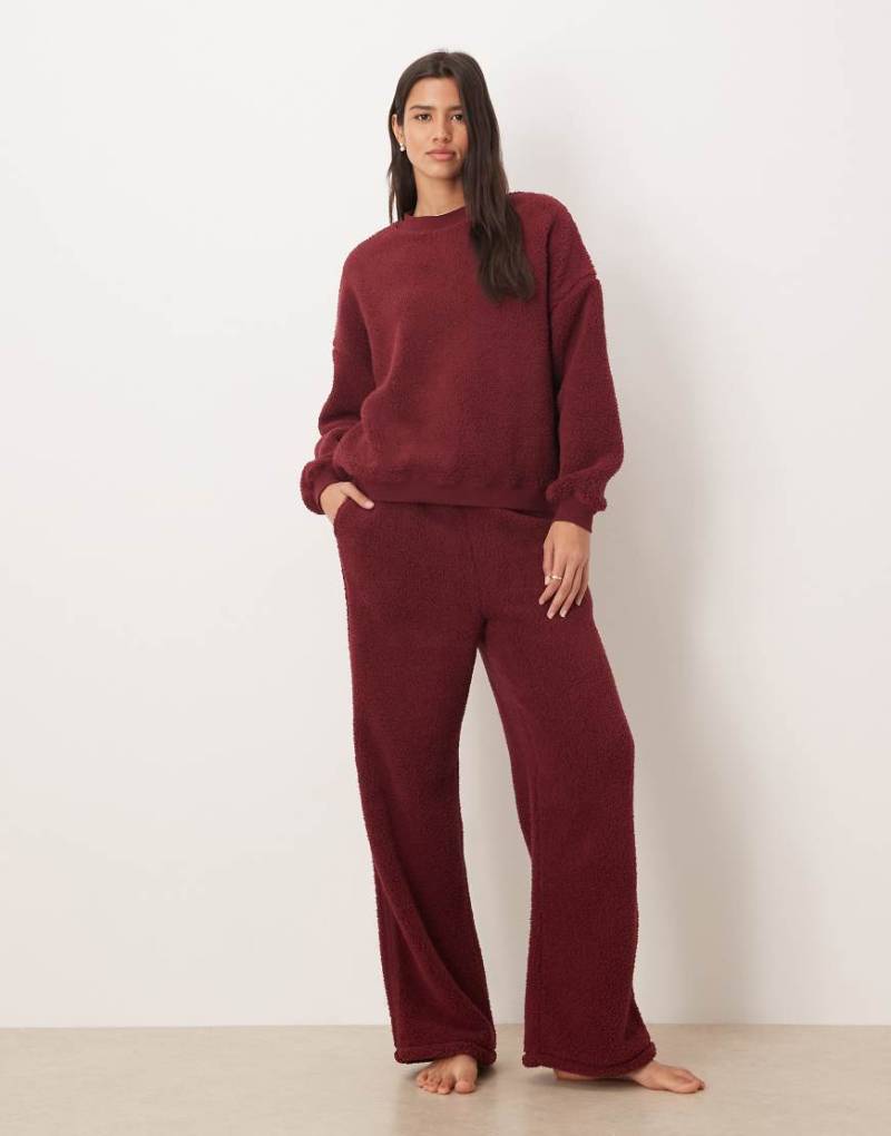 ASOS DESIGN - Lounge-Kuschel-Set in Burgunderrot mit Sweatshirt mit Rundhalsausschnitt und Hose mit weitem Bein-Weiß von ASOS DESIGN