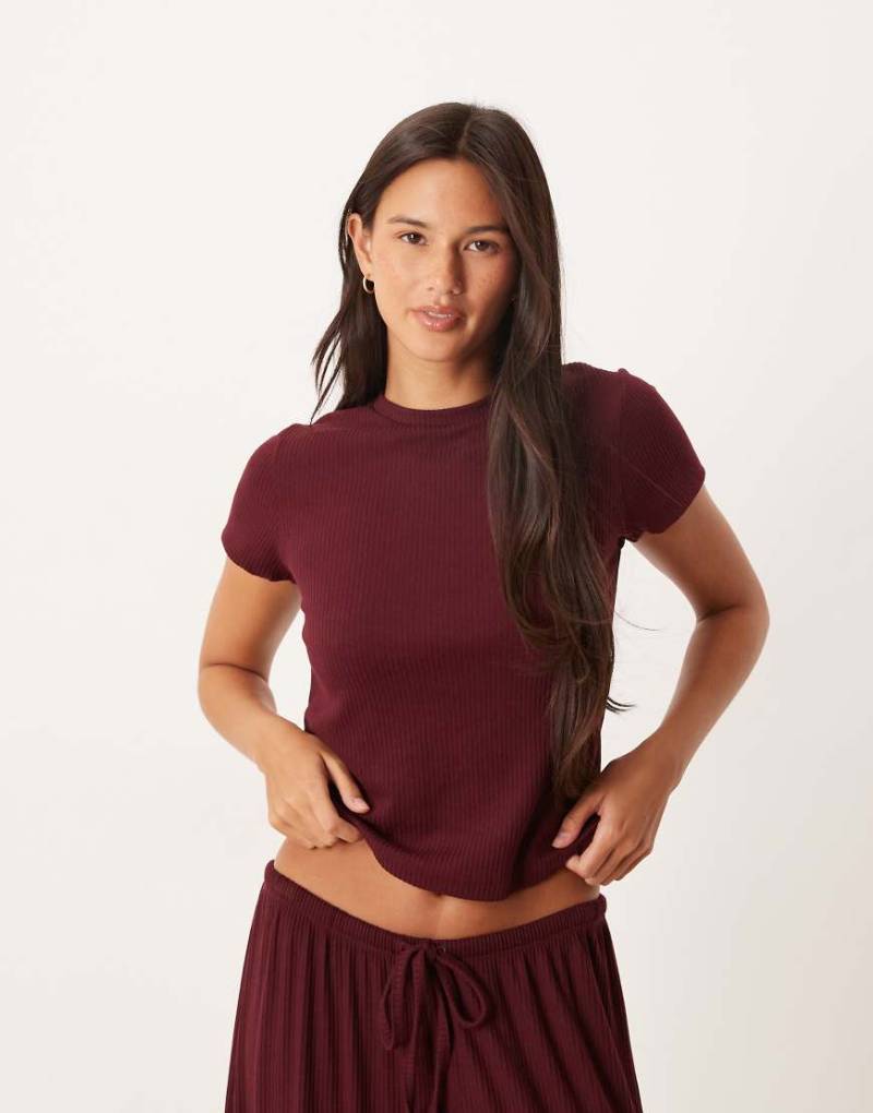 ASOS DESIGN - Lounge - Mix and Match - Knapp geschnittenes Rippstrick-T-Shirt in Burgunderrot von ASOS DESIGN