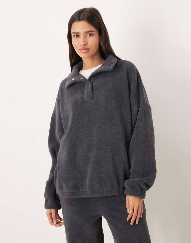 ASOS DESIGN - Lounge-Pullover aus Mikrofleece in Anthrazit mit Kragen und Oversize-Schnitt-Brown ASOS DESIGN - Lounge-Pullover aus Mikrofleece in Anthrazit mit Kragen und Oversize-Schnitt-Brown von ASOS DESIGN