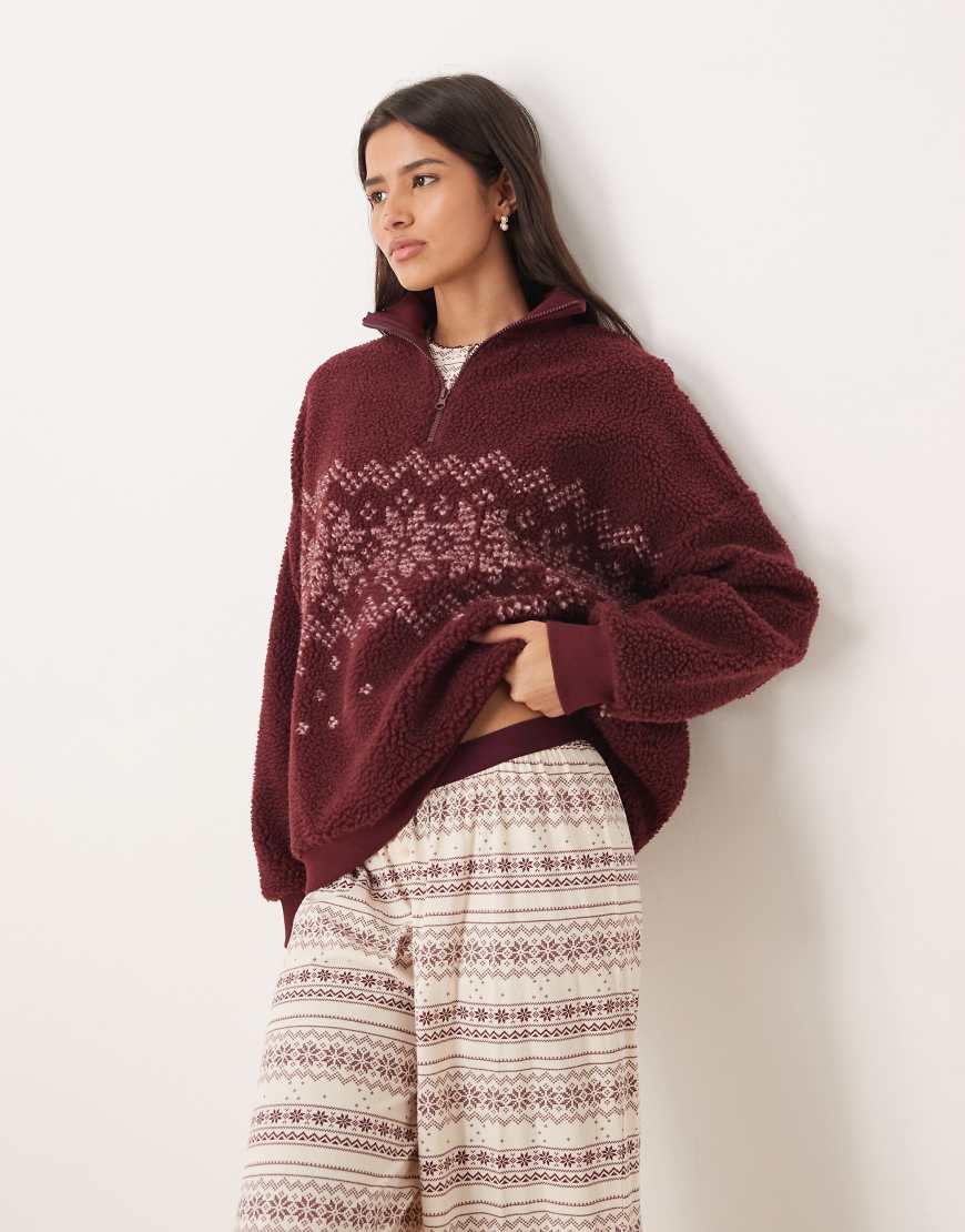 ASOS DESIGN - Lounge-Pullover aus Teddyfell in Burgunderrot mit Stehkragen und Norwegermuster von ASOS DESIGN