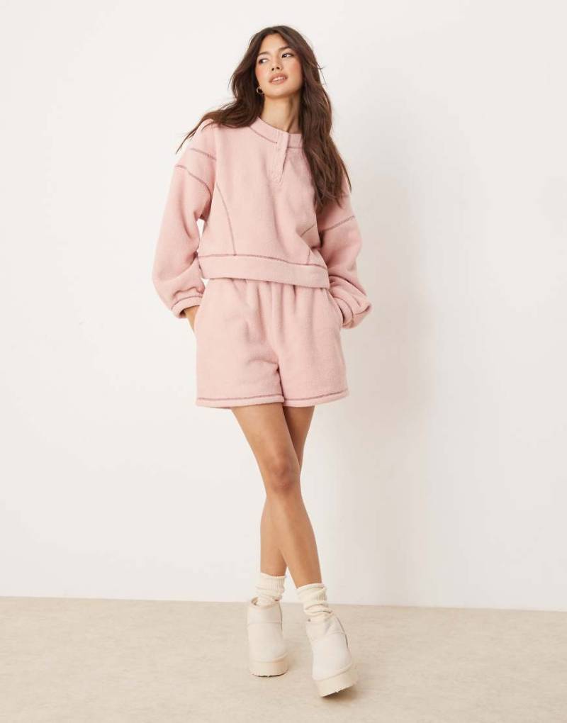 ASOS DESIGN - Lounge-Set aus Mikrofleece in Rosa mit Kontrastbesatz und Rundhalsausschnitt ASOS DESIGN - Lounge-Set aus Mikrofleece in Rosa mit Kontrastbesatz und Rundhalsausschnitt von ASOS DESIGN