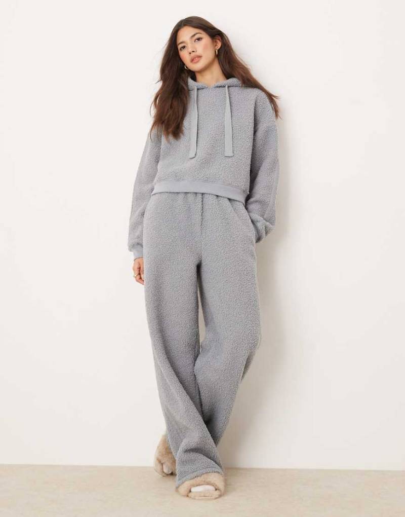 ASOS DESIGN - Lounge-Set aus Teddyfell in Blau, aus Kapuzenpullover mit kurzem Schnitt und Jogginghose mit weitem Bein von ASOS DESIGN