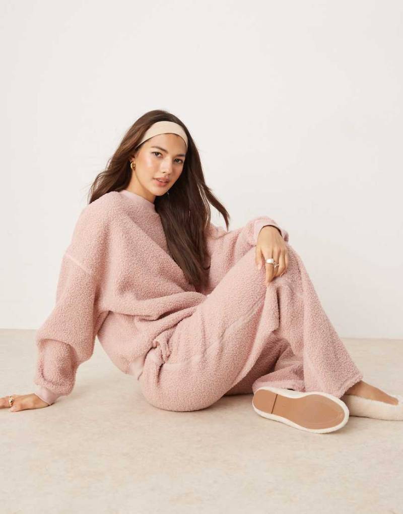 ASOS DESIGN - Lounge-Set aus Teddyfell in Rosé mit Sweatshirt und Hose mit weitem Bein-Rosa von ASOS DESIGN