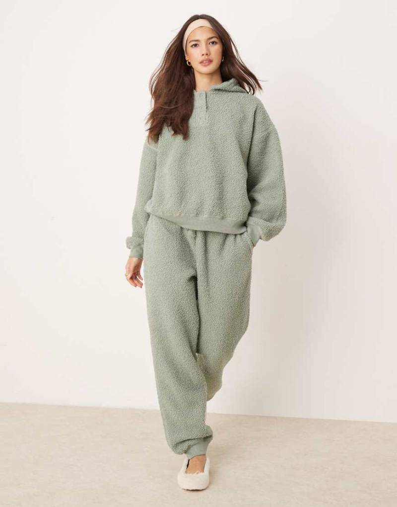 ASOS DESIGN - Lounge-Set aus Teddyfell in Salbeigrün, mit Oversize-Kapuzenpullover und Jogginghose von ASOS DESIGN
