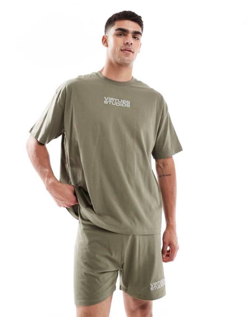 ASOS DESIGN - Pyjama in gedämpftem Olivgrün mit Stickerei von ASOS DESIGN