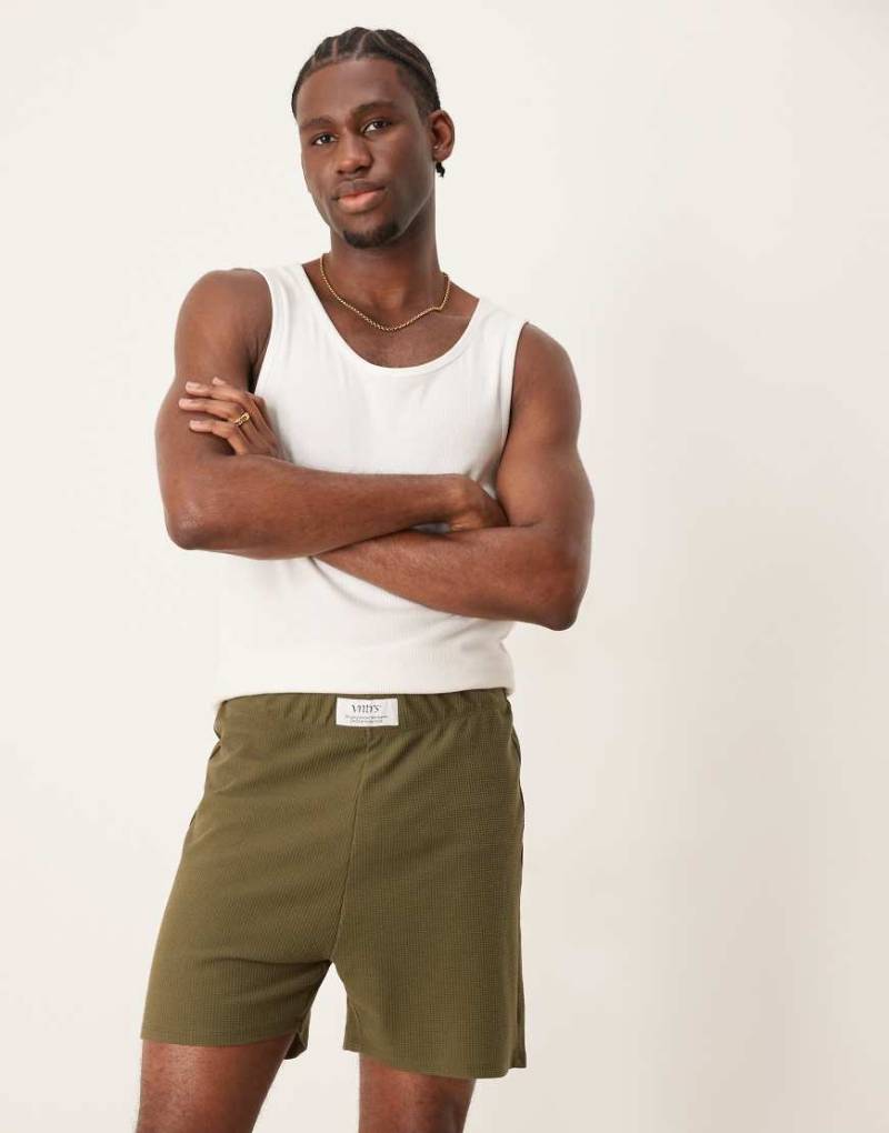 ASOS DESIGN - Lounge-Shorts in Khaki mit Waffelstruktur und Webstoff-Aufnäher-Grün von ASOS DESIGN
