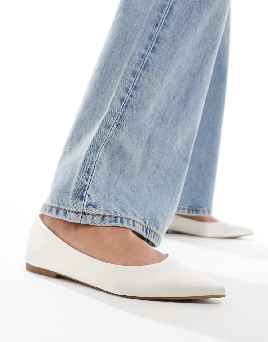 ASOS DESIGN - Lucky - Spitze Ballerinas aus Satin in Elfenbein-Weiß von ASOS DESIGN
