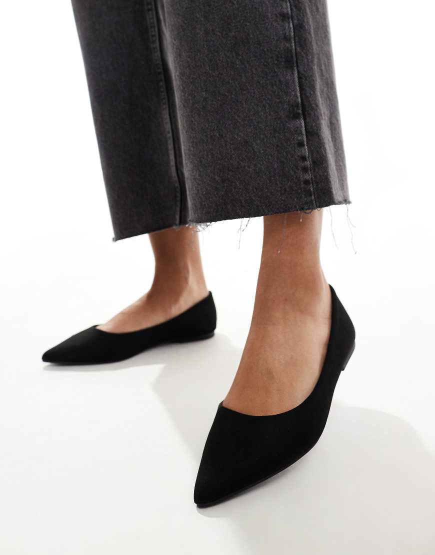 ASOS DESIGN - Lucky - Spitze Ballerinas aus Wildlederimitat in Schwarz von ASOS DESIGN