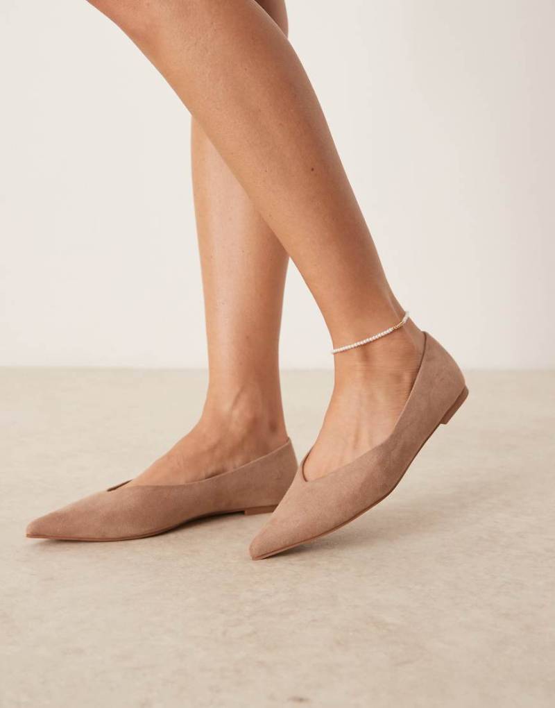 ASOS DESIGN - Ludo - Spitze Ballerinas aus Wildlederimitat in Beige-Neutral von ASOS DESIGN