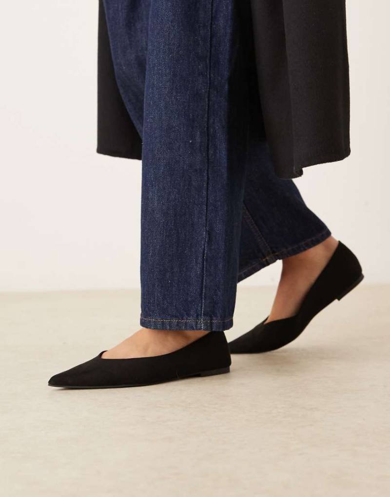ASOS DESIGN - Ludo - Spitze Ballerinas aus Wildlederimitat in Schwarz von ASOS DESIGN