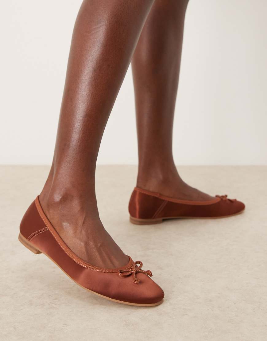 ASOS DESIGN - Lullaby - Ballerinas in Braun mit Schleife von ASOS DESIGN
