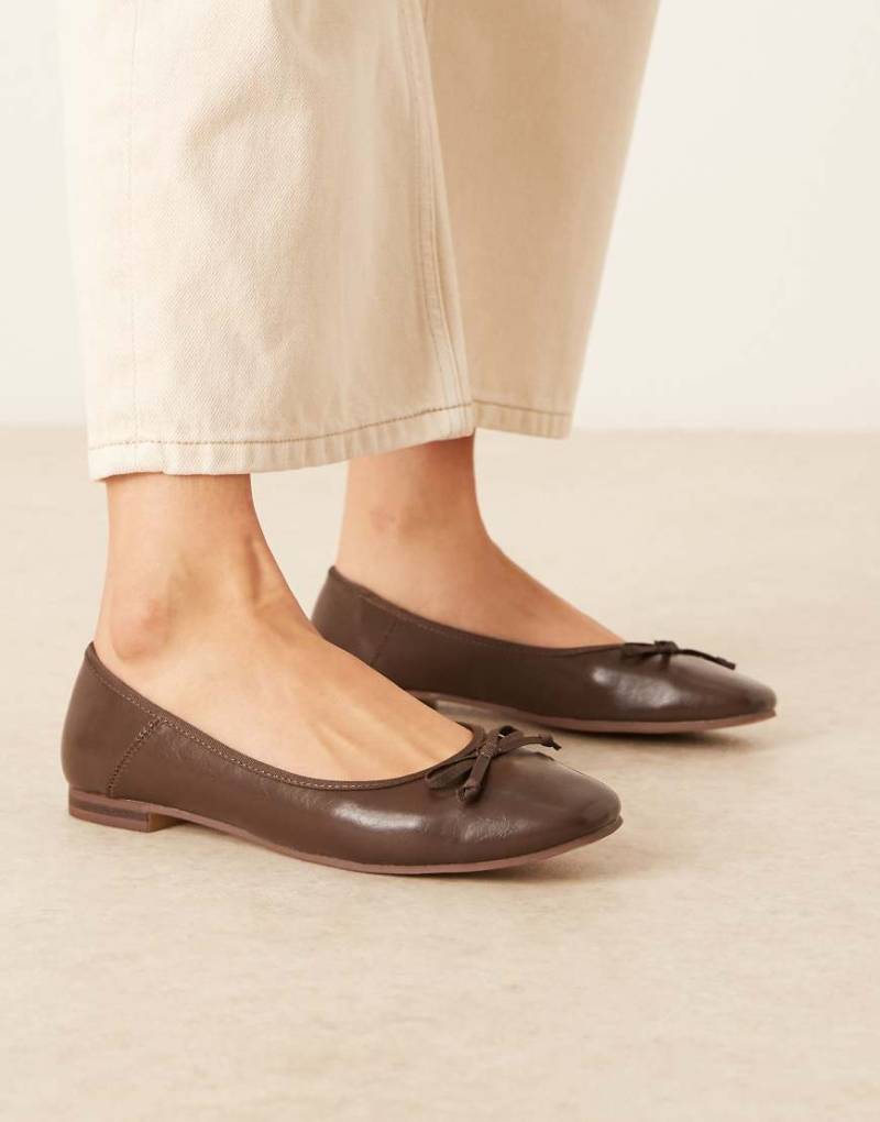 ASOS DESIGN - Lullaby - Ballerinas in Schokobraun mit Schleife von ASOS DESIGN