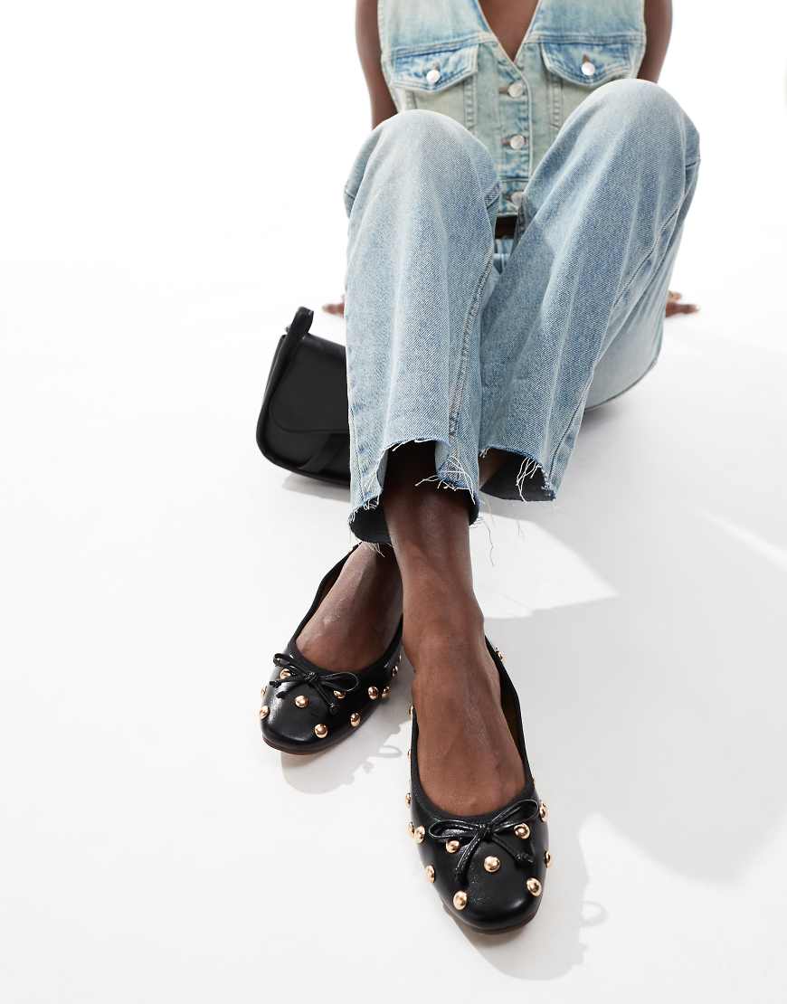 ASOS DESIGN - Lullaby - Ballerinas in Schwarz mit Nietenbesatz ASOS DESIGN - Lullaby - Ballerinas in Schwarz mit Nietenbesatz von ASOS DESIGN