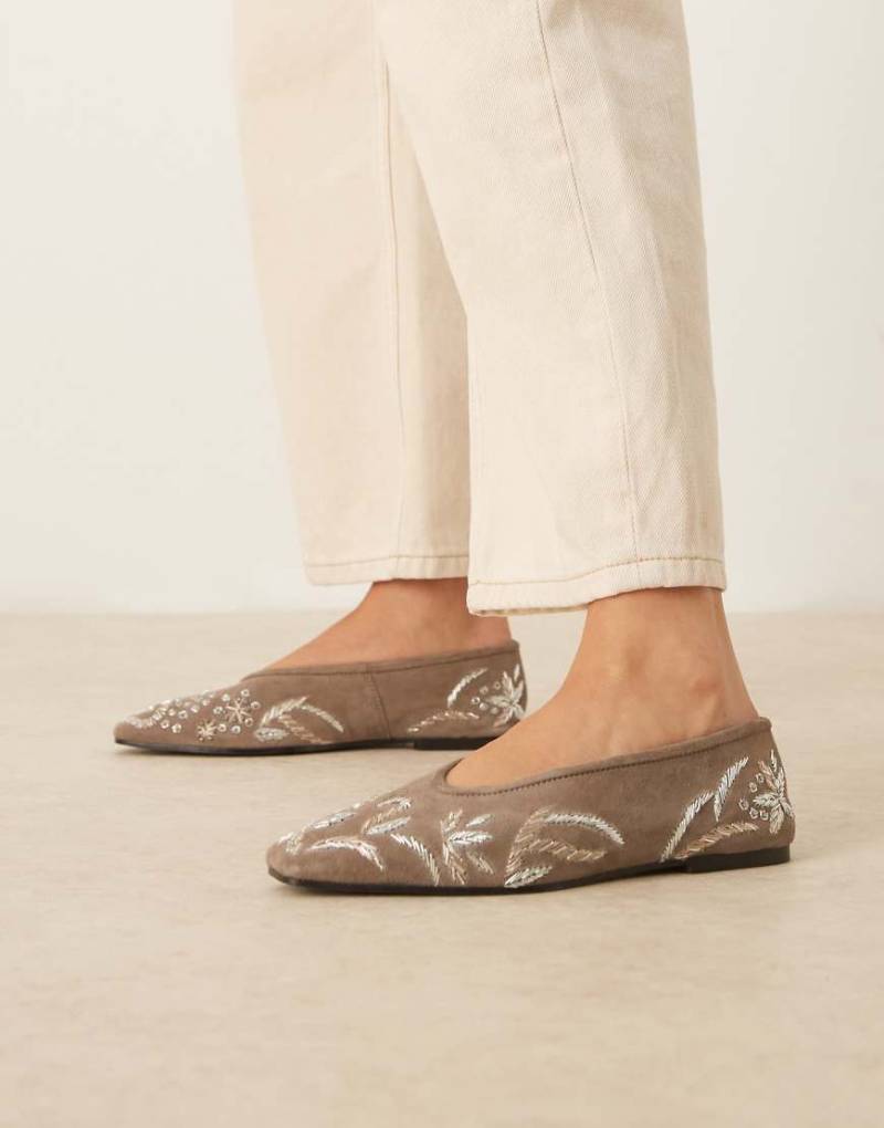 ASOS DESIGN - Lupin - Ballerinas in Olivgrün mit hochwertiger Stickerei und kantiger Zehenpartie von ASOS DESIGN
