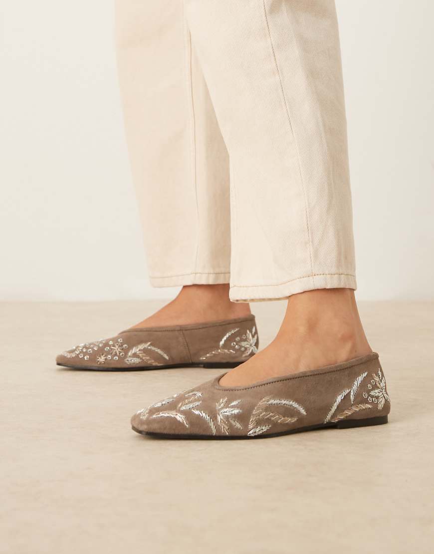 ASOS DESIGN - Lupin - Ballerinas in Olivgrün mit hochwertiger Stickerei und kantiger Zehenpartie von ASOS DESIGN