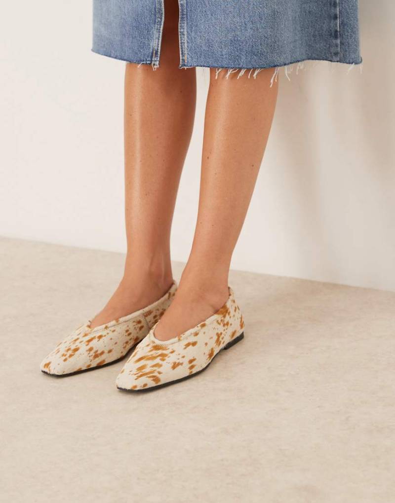 ASOS DESIGN - Lupin - Hochwertige Ballerinas in Ponyfelloptik mit kantiger Zehenpartie und Rehmuster-Bunt von ASOS DESIGN
