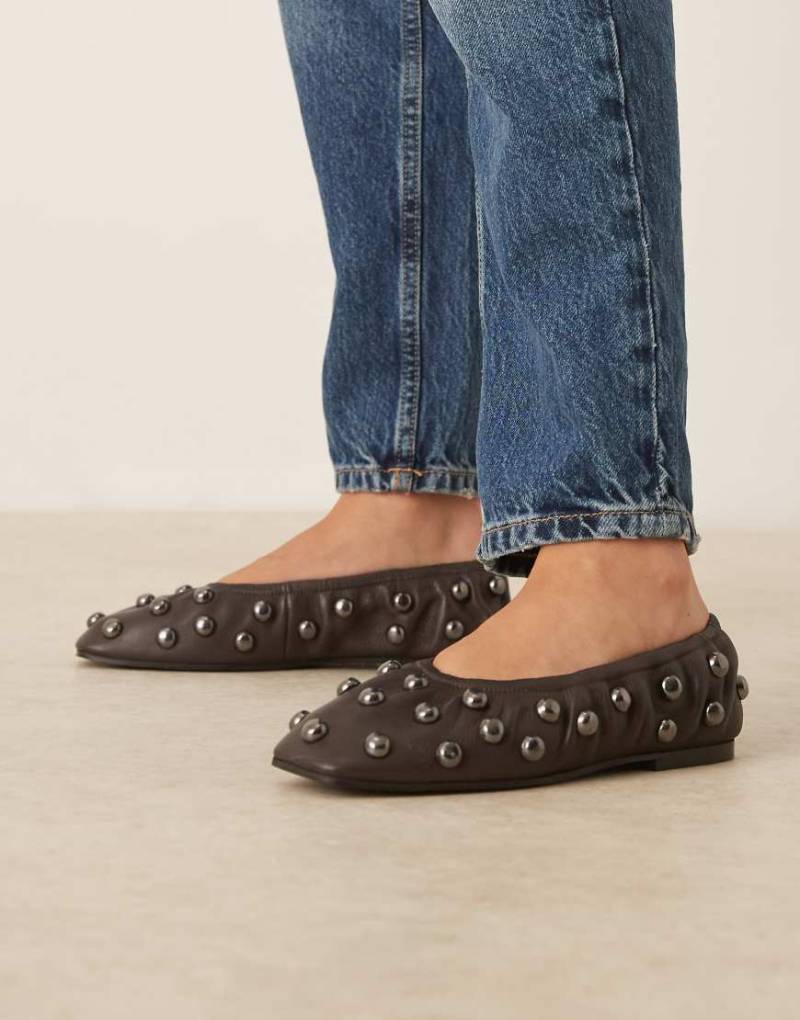 ASOS DESIGN - Lyle - Ballerinas aus hochwertigem Leder in Braun mit Nietenbesatz und gerafftem Design-Brown von ASOS DESIGN