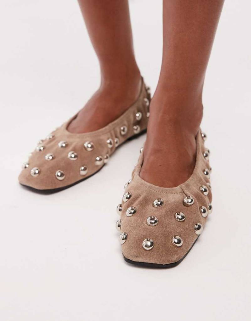 ASOS DESIGN - Lyle - Hochwertige Wildleder-Ballerinas in Sand mit gerafftem Design und Nietenbesatz-Neutral von ASOS DESIGN