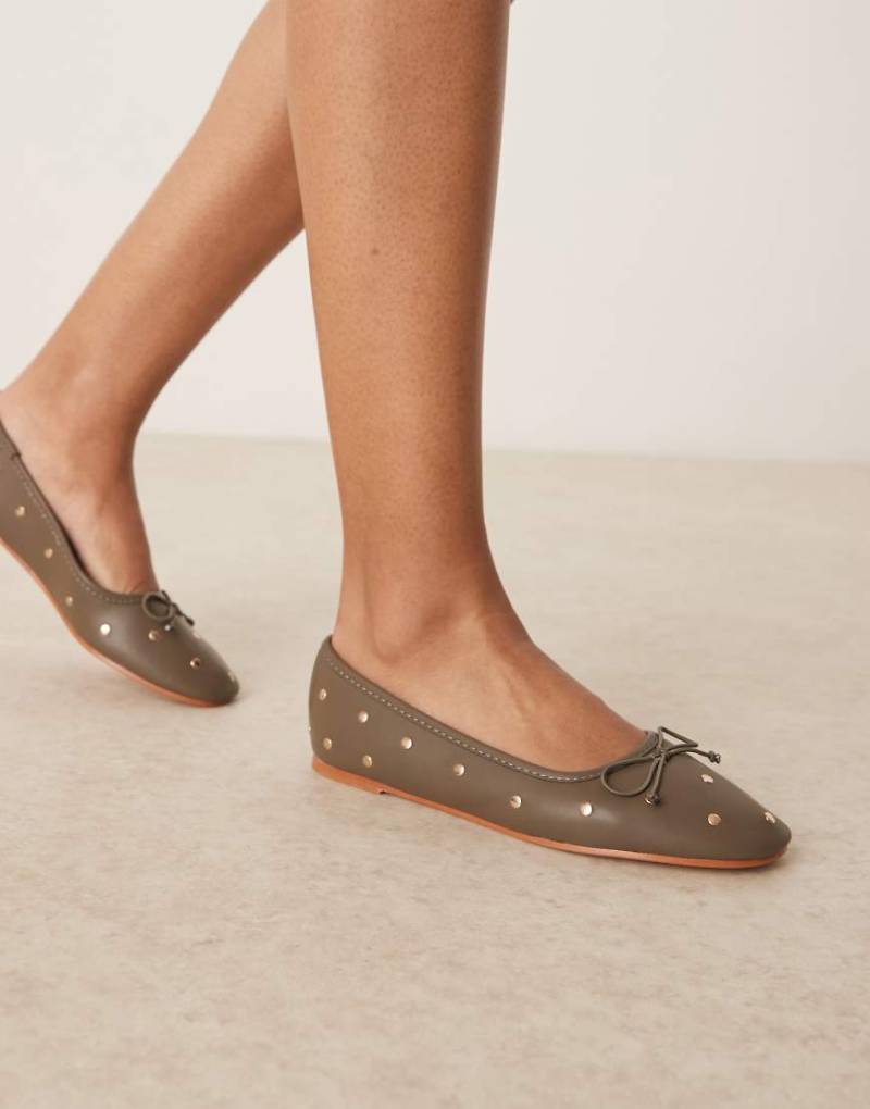 ASOS DESIGN - Lynette - Ballerinas in Khaki mit Nietenbesatz und hoch geschnittenem Schuhblatt-Grün von ASOS DESIGN
