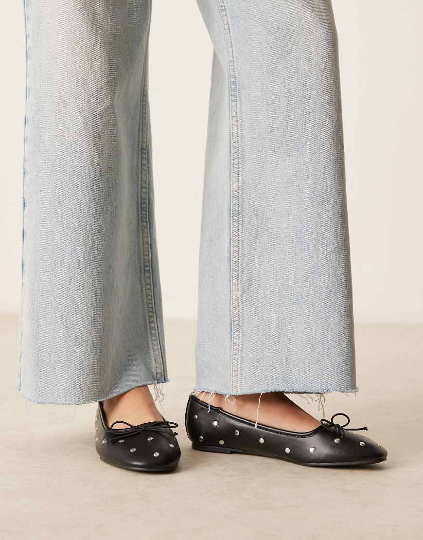 ASOS DESIGN - Lynette High Vamp - Ballerinas in Schwarz mit Nieten besetzt ASOS DESIGN - Lynette High Vamp - Ballerinas in Schwarz mit Nieten besetzt von ASOS DESIGN