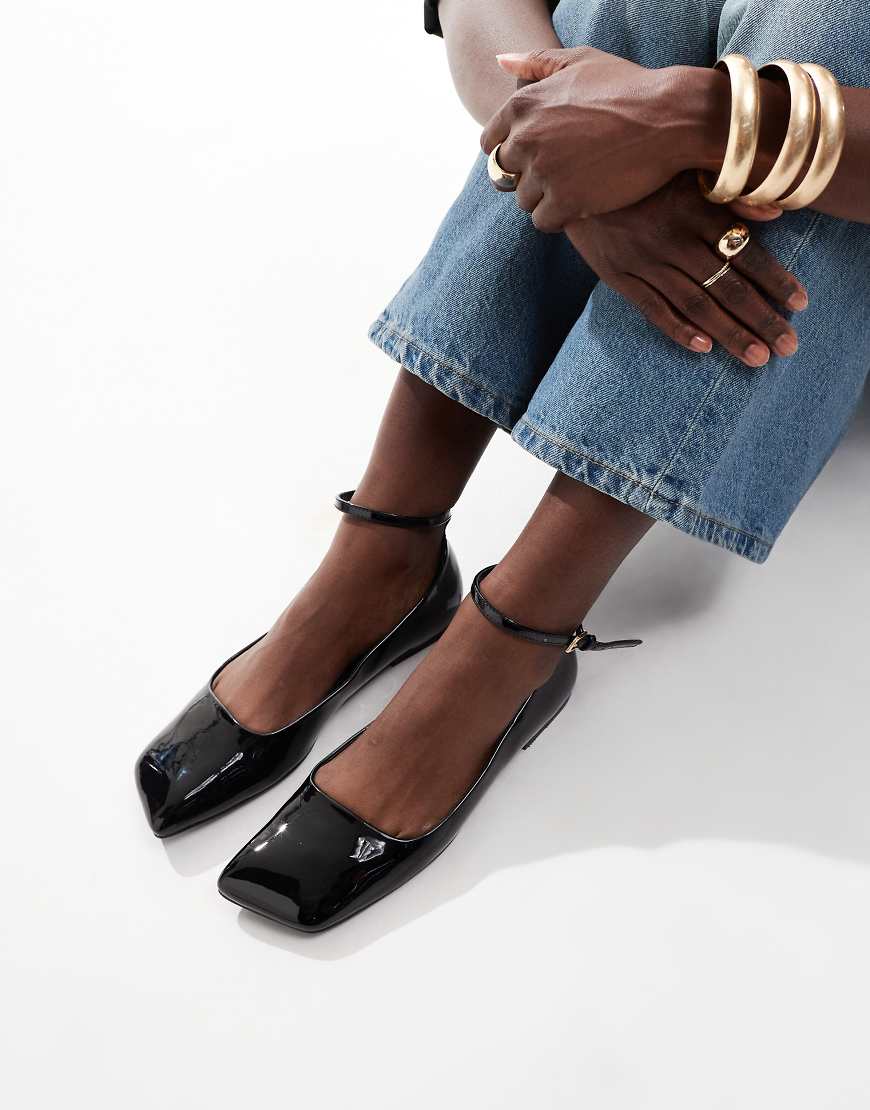 ASOS DESIGN - Lyra - Ballerinas in Schwarz mit abgeschrägter Zehenpartie ASOS DESIGN - Lyra - Ballerinas in Schwarz mit abgeschrägter Zehenpartie von ASOS DESIGN