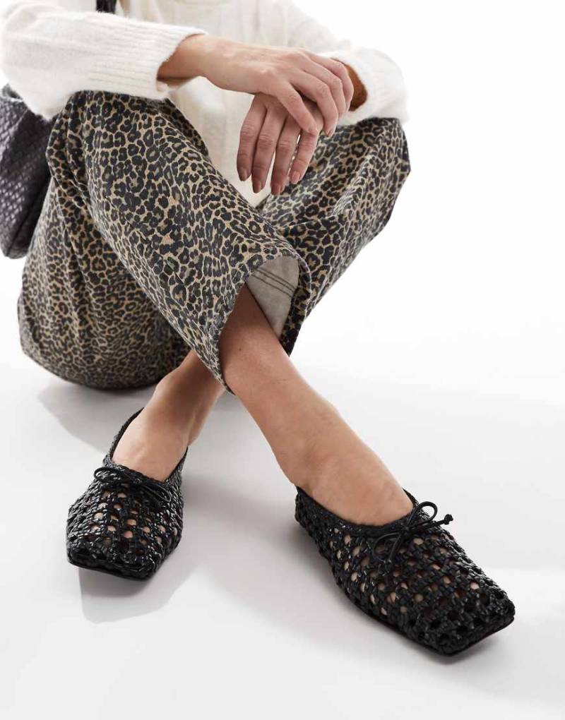 ASOS DESIGN - Lysandra - Leder-Ballerinas in Schwarz mit hohem Schuhblatt und gewebtem Design von ASOS DESIGN