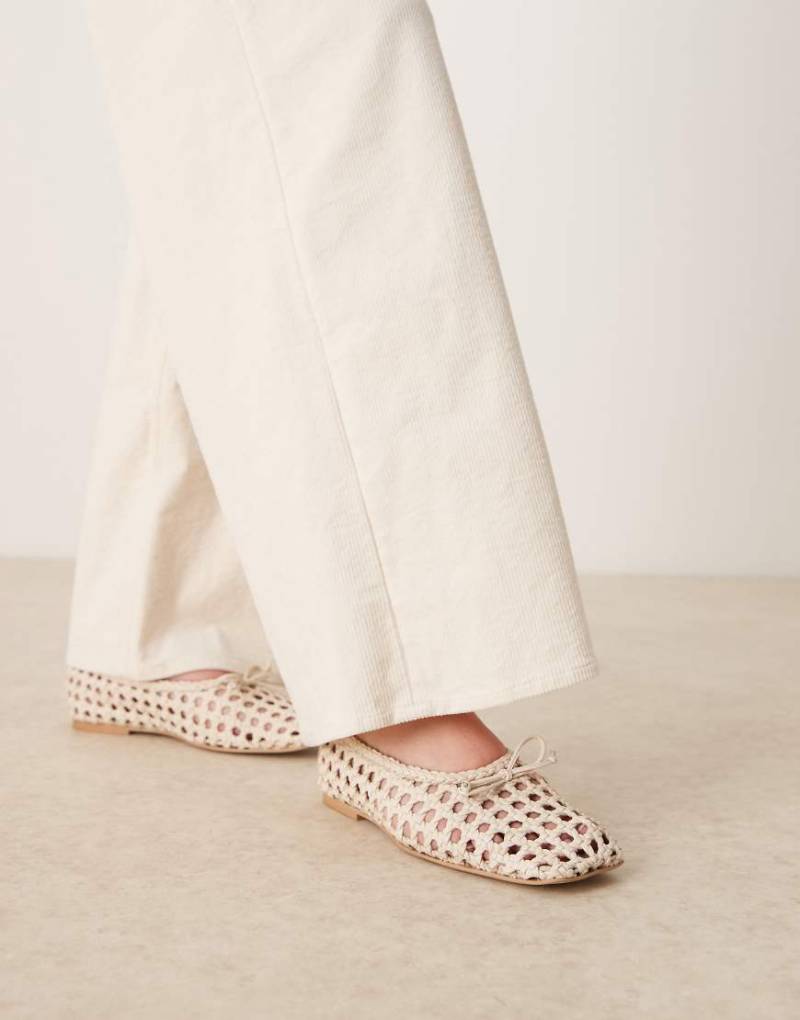 ASOS DESIGN - Lysandra - Leder-Ballerinas in Wollweiß mit hohem Schuhblatt und gewebtem Design von ASOS DESIGN