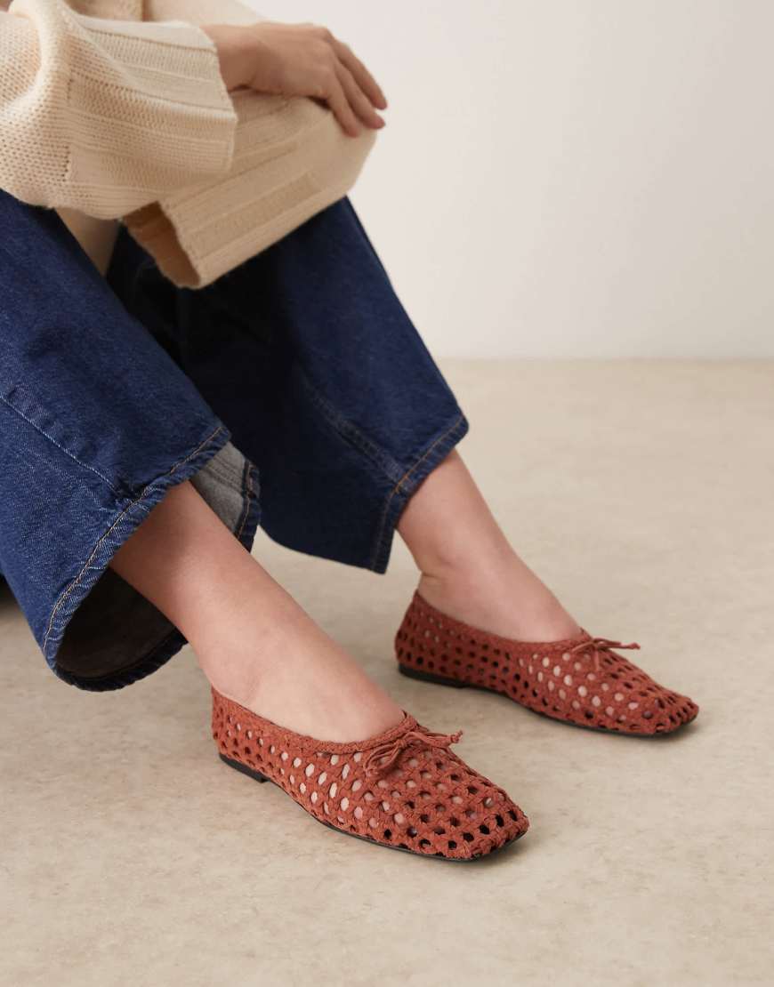 ASOS DESIGN - Lysandra - Wildleder-Ballerinas in rostroter Weboptik mit hohem Schuhblatt-Braun ASOS DESIGN - Lysandra - Wildleder-Ballerinas in rostroter Weboptik mit hohem Schuhblatt-Braun von ASOS DESIGN