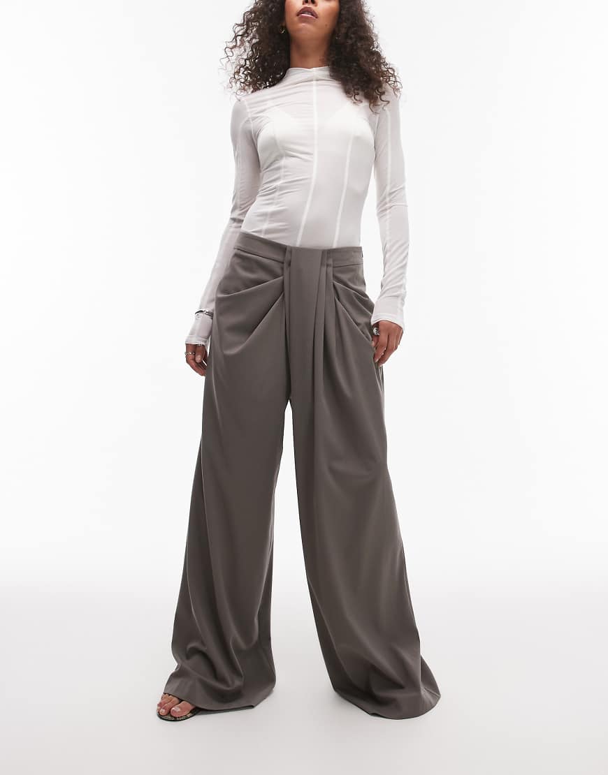 ASOS DESIGN - Mansy - Elegante, drapierte Hose in Olivgrün mit weitem Bein ASOS DESIGN - Mansy - Elegante, drapierte Hose in Olivgrün mit weitem Bein von ASOS DESIGN