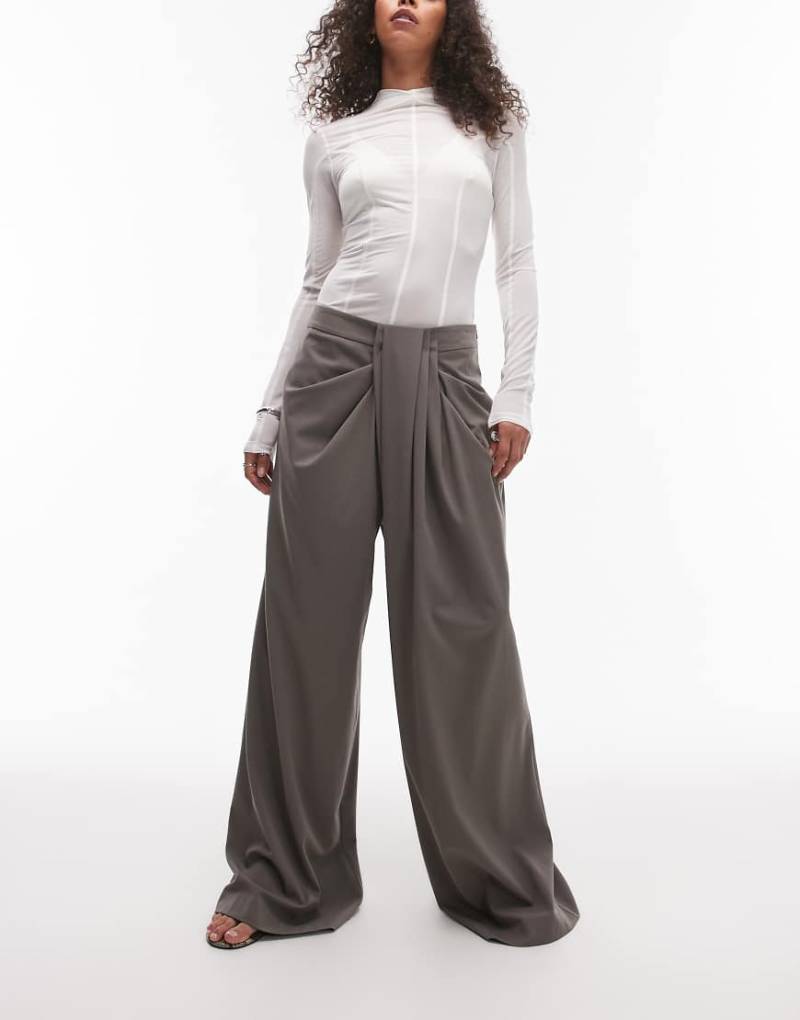 ASOS DESIGN - Mansy - Elegante, drapierte Hose in Olivgrün mit weitem Bein von ASOS DESIGN