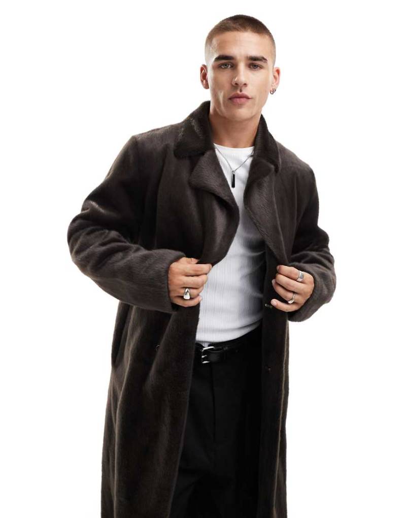 ASOS DESIGN - Mantel aus Kunstpelz in Braun von ASOS DESIGN