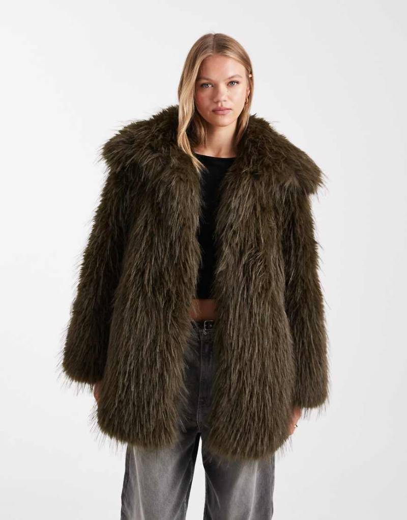 ASOS DESIGN - Mantel aus Kunstpelz in Olivgrün von ASOS DESIGN